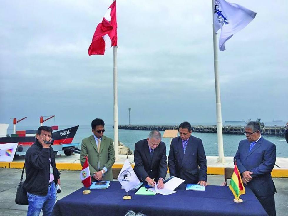 Suscriben acuerdo para exportar carga boliviana por puerto de Ilo