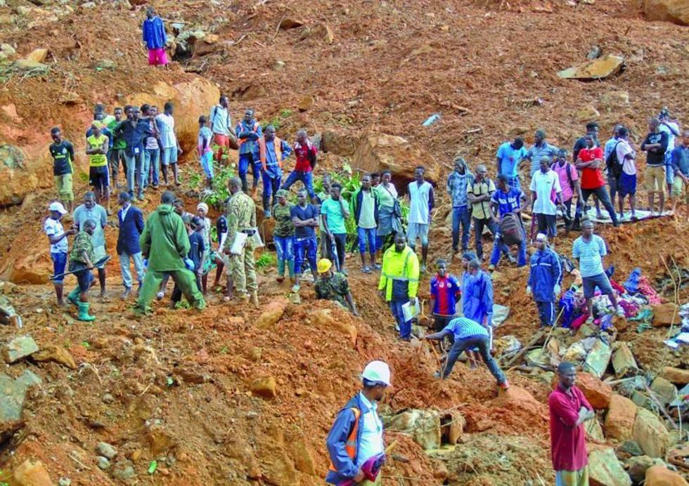 Sierra Leona entierra a víctimas y aún busca a 600 desaparecidos