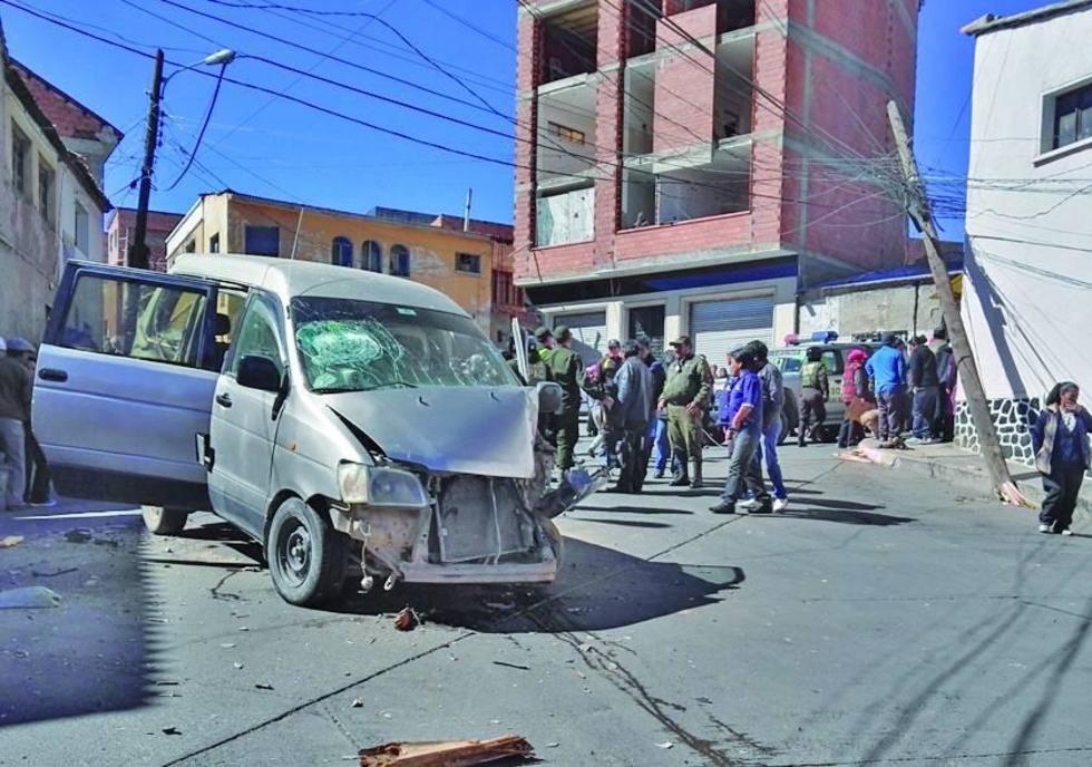 Accidente de minibús deja dos heridos en la ciudad