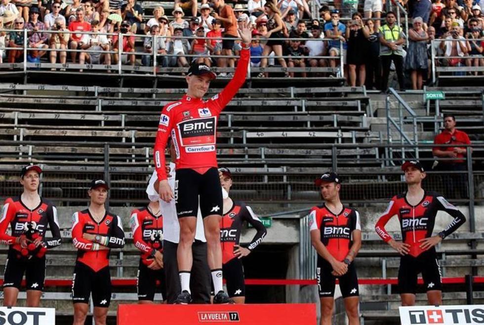Dennis estrena el maillot rojo en la Vuelta a España 