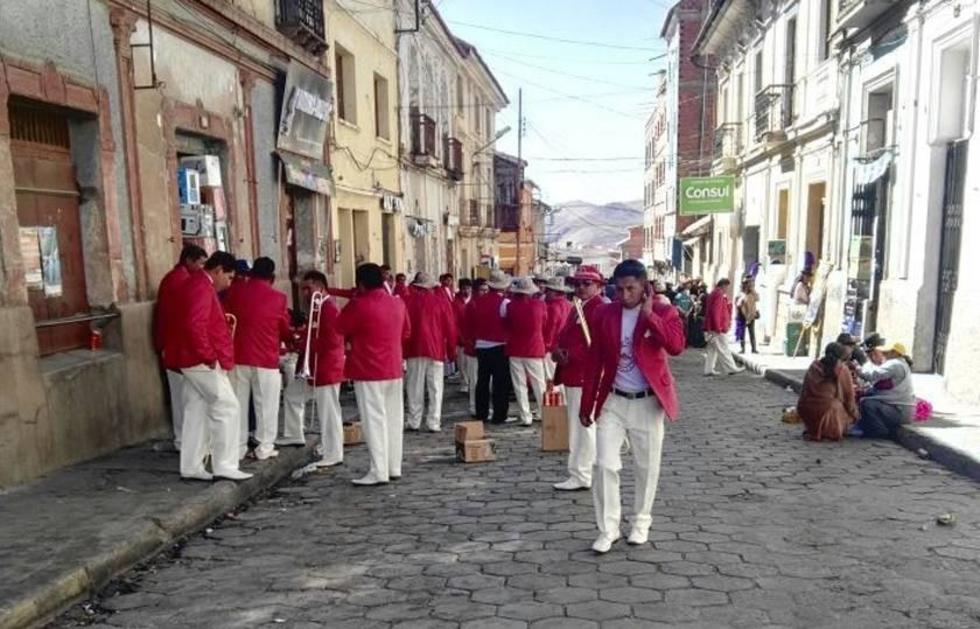 Algunos músicos consumen bebidas alcohólicas en la calle y violan normas