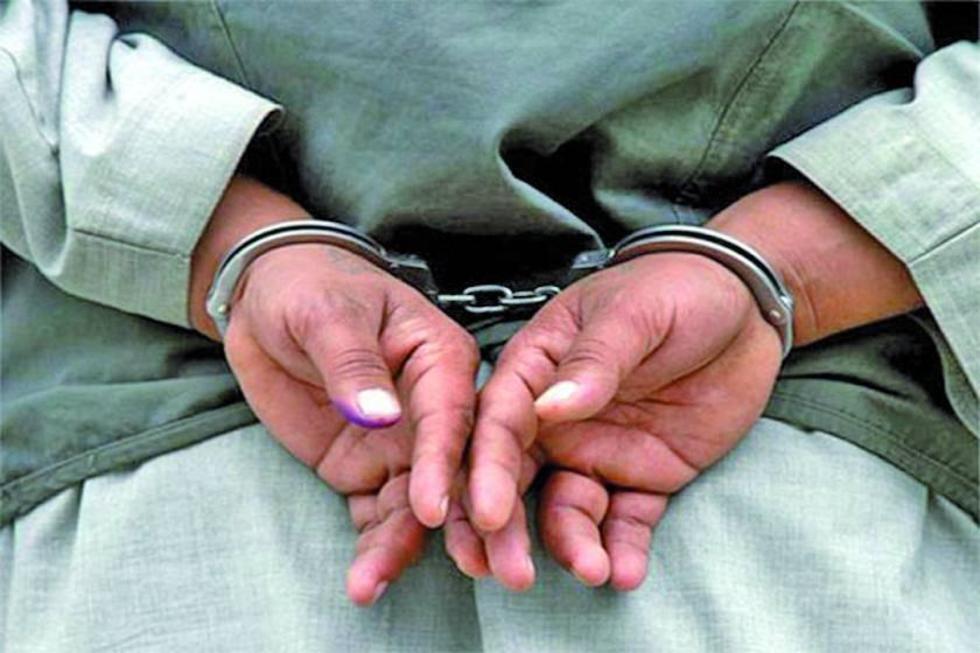 Un profesor está acusado de violar a una estudiante de 16 años en el aula
