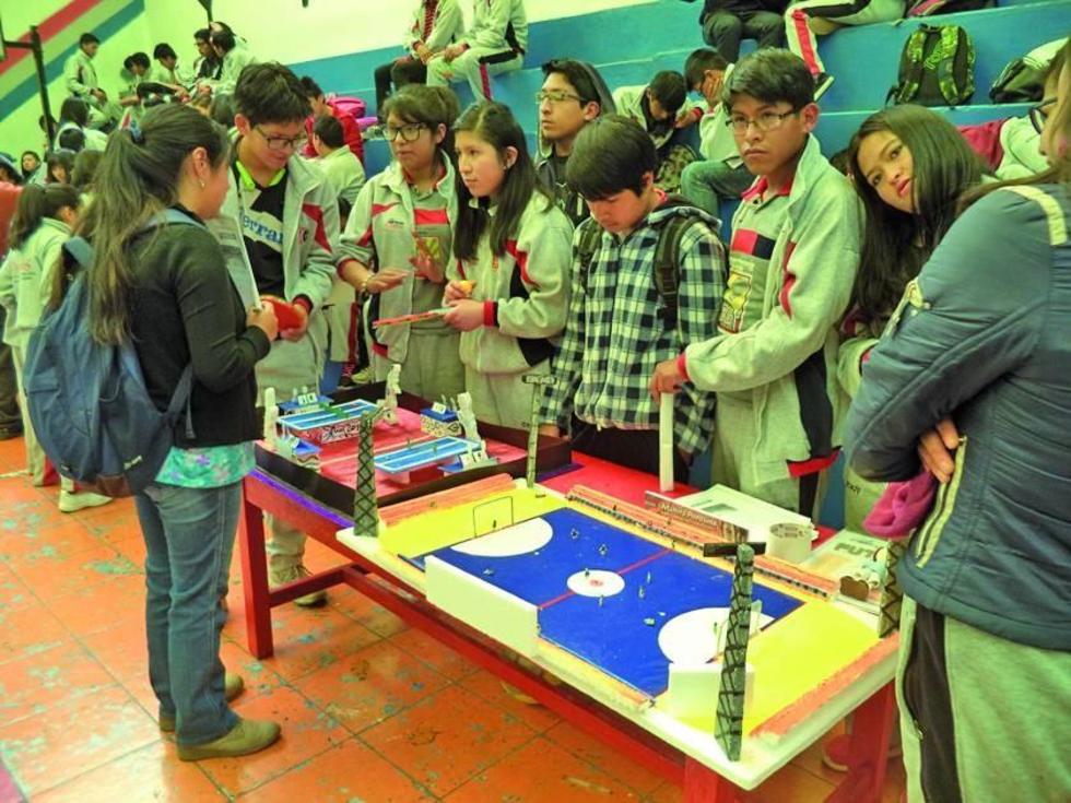 Estudiantes exponen de deportes y de ciencias