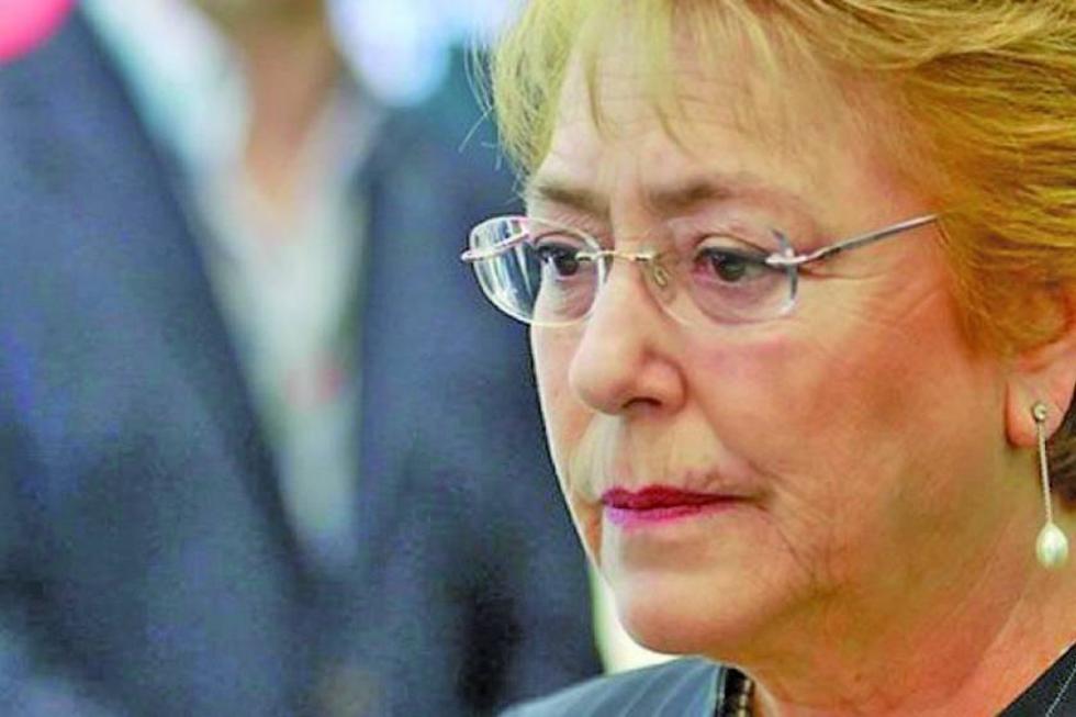 Bachelet releva al equipo económico en momento político y financiero clave