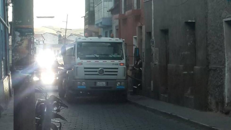 Particulares compran agua en cisternas de Aapos