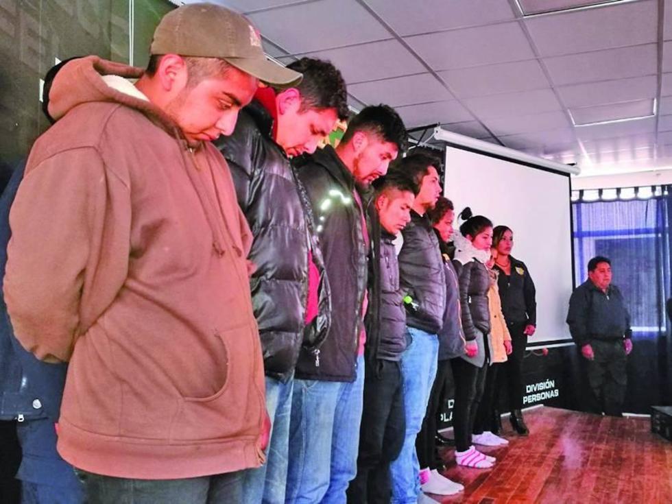 Identifican y presentan a los ocho acusados de matar a universitario