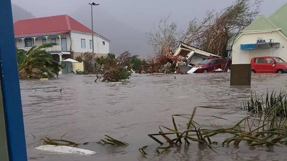 Huracán Irma está en Puerto Rico, deja un muerto y daños