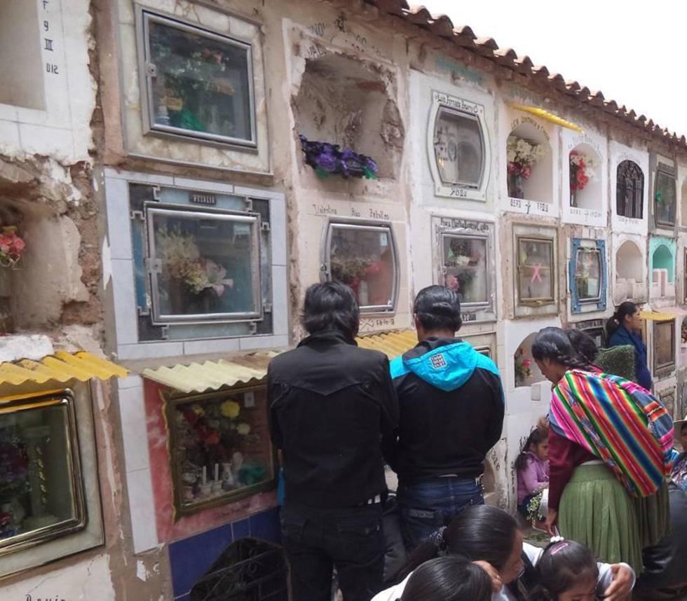 Exhortan no dejar bebidas en las lápidas de los difuntos