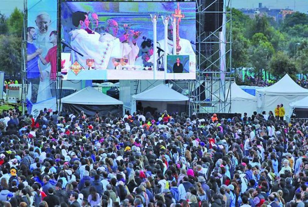 Papa congrega a 1.3 millones en primera misa en Colombia