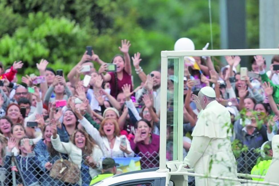 El Papa pide a católicos vivir sin violencia y en paz en Colombia