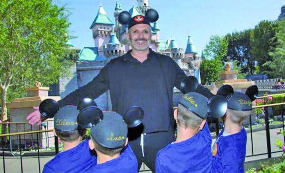 Bosé publica foto de sus 4 hijos contra "extorsión"