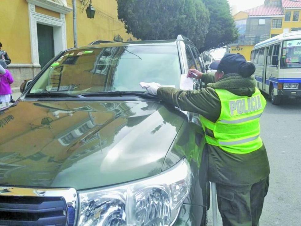 Policía "boletea" a un vehículo oficial de la Gobernación