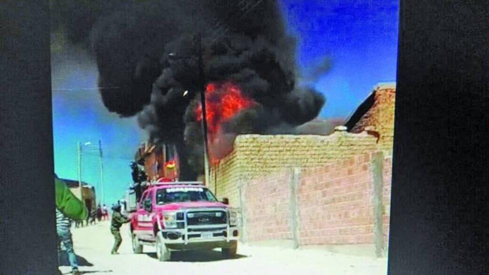 La incineración de basura causa fuego en una casa