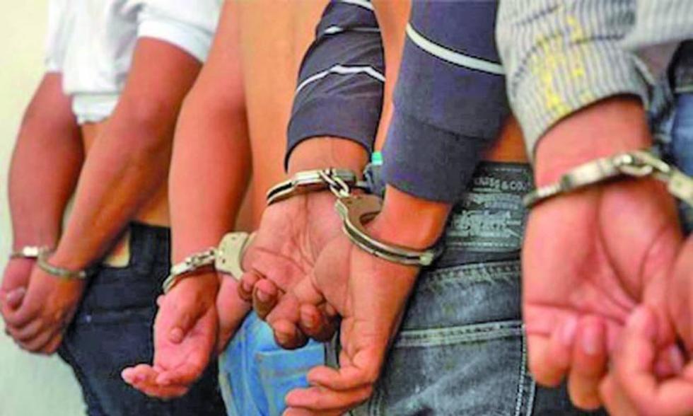 Envían a cinco policías a la cárcel por el robo de celulares y dinero