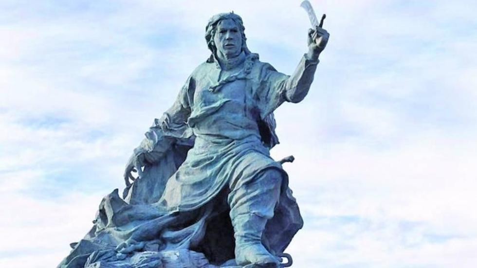 Trasladan la estatua de Azurduy en Buenos Aires