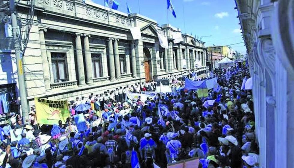 Miles de guatemaltecos piden renuncia del presidente Morales 