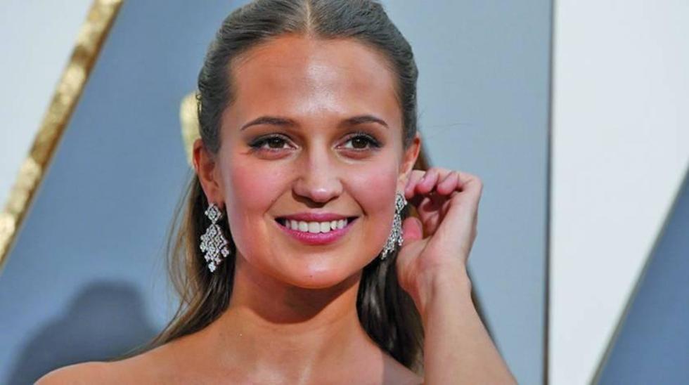 Discreta llegada de Alicia Vikander a San Sebastián