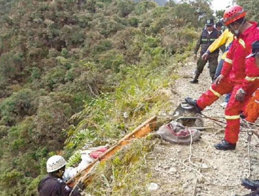 Los bomberos llegan a rescatar a jóvenes que cayeron en hundimiento