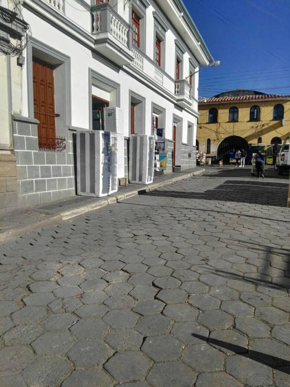 Vendedor ocupa la acera de una calle