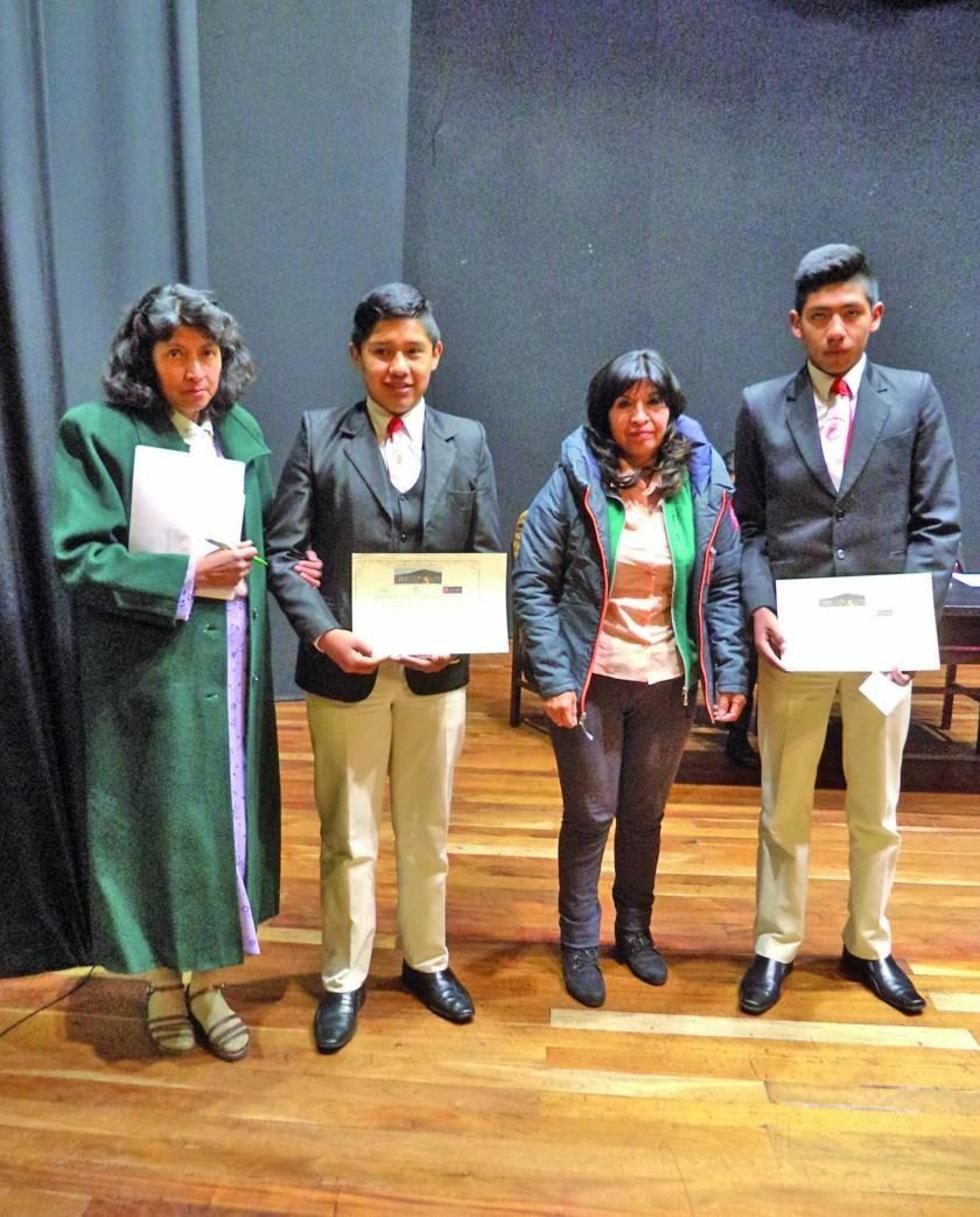 Entregan premio a mejores del Concurso de Ensayo