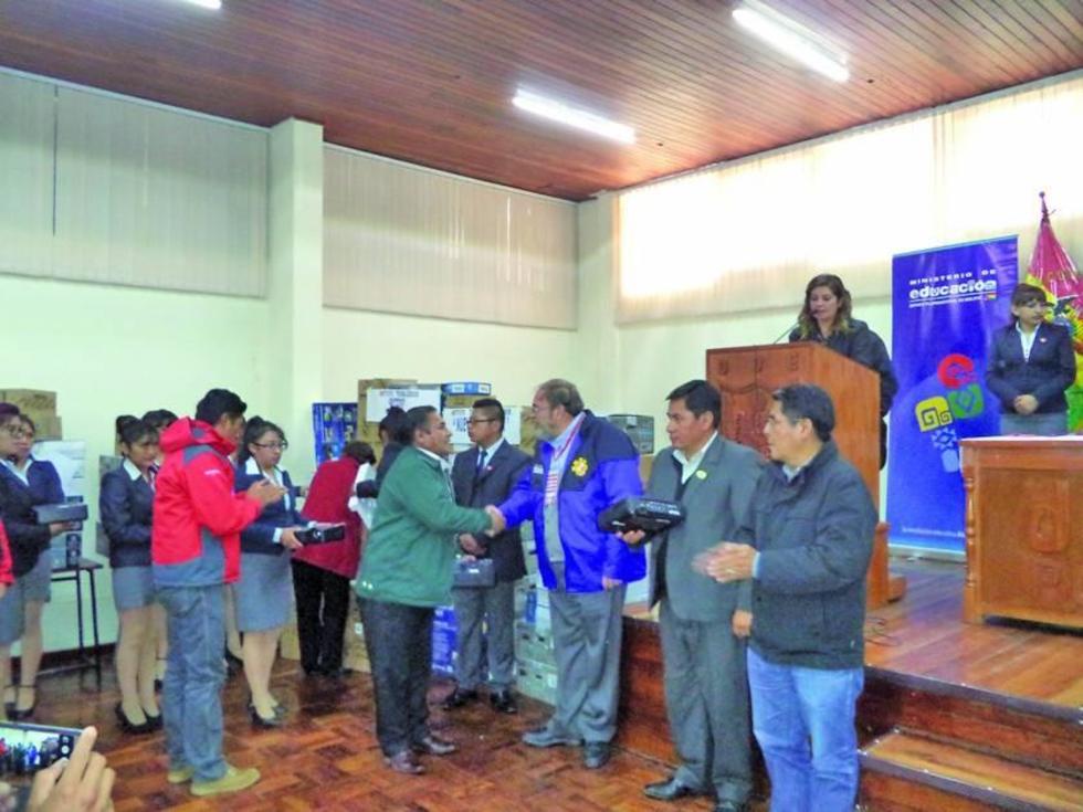 Otorgan equipamiento para 19 institutos superiores en Potosí