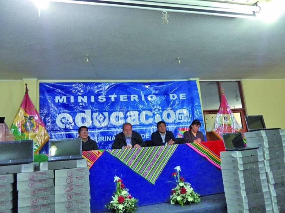 Entregan computadoras a secretarias de nivel inicial