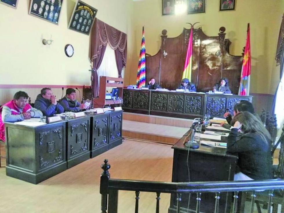 Opositores demandan renuncia de la directiva del Concejo Municipal