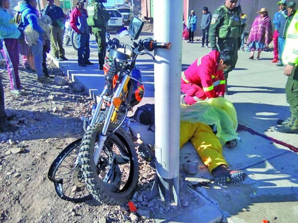 Motociclista muere tras chocar a un poste