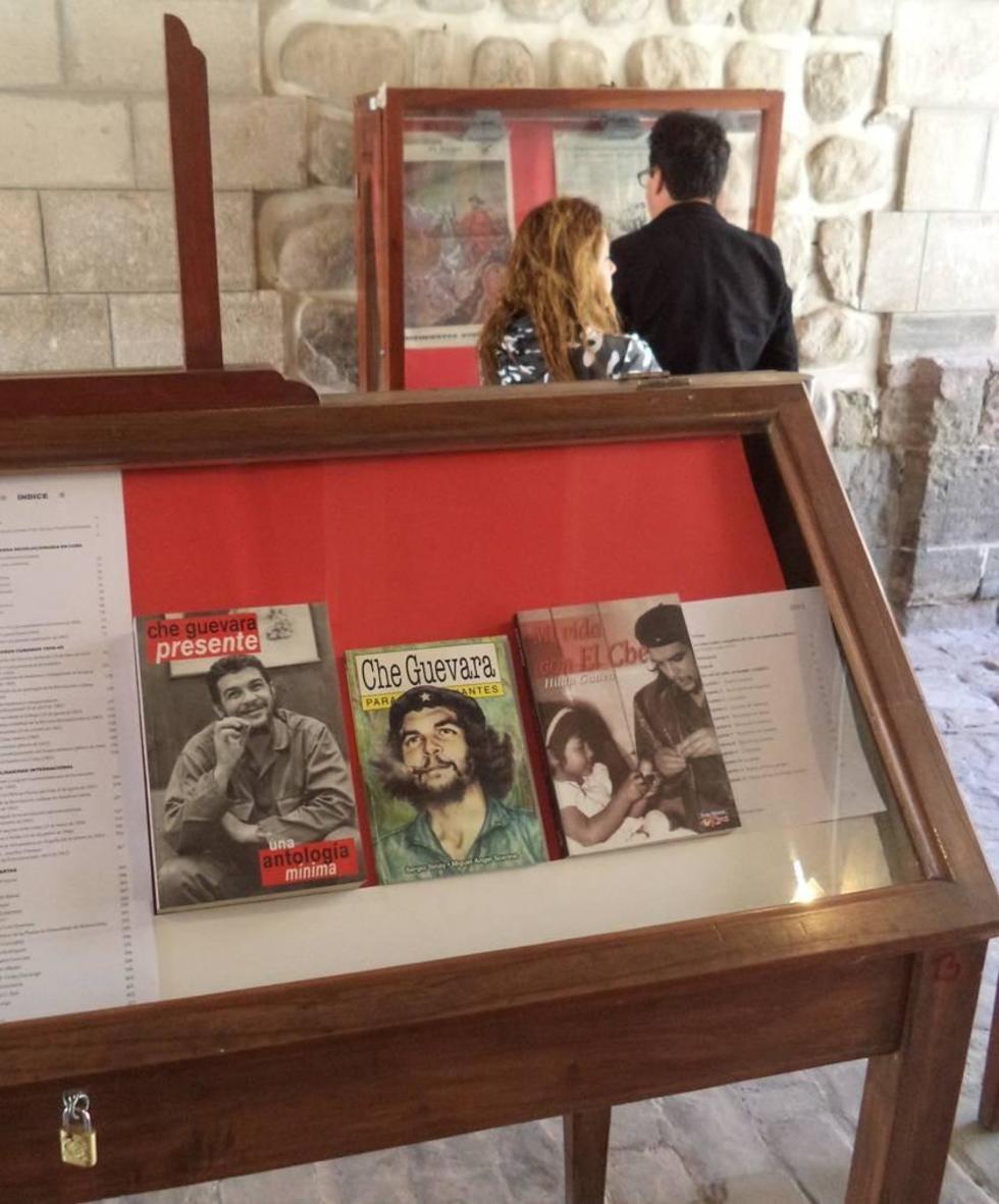 Exponen libros sobre vida y pensamiento del Che