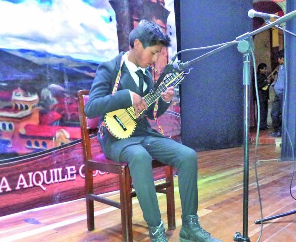 Premian concurso de charanguistas