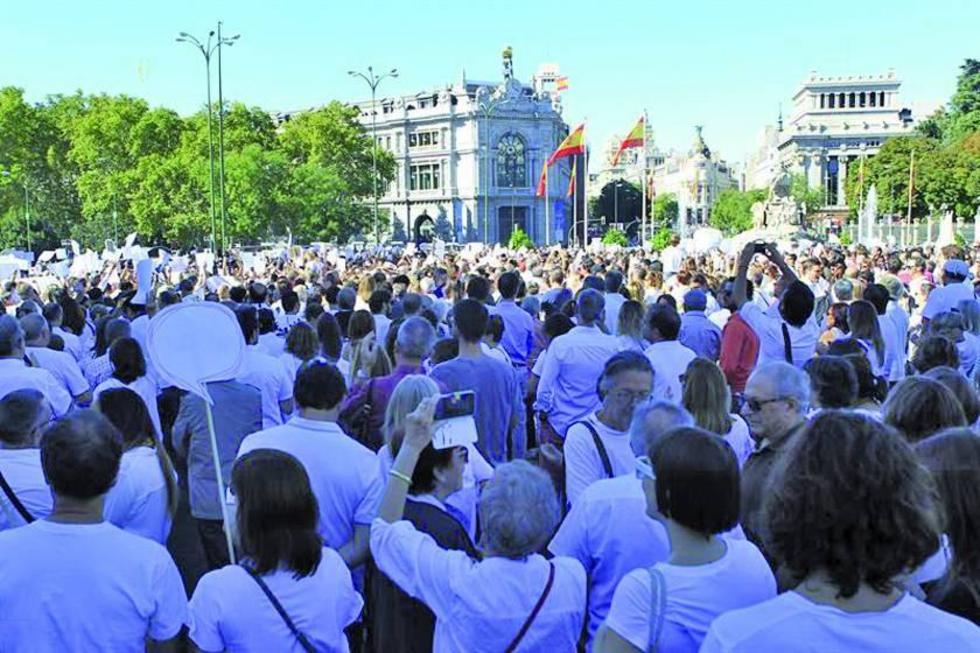 Españoles reclaman diálogo para solucionar el conflicto en Cataluña