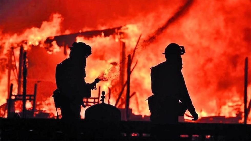 Incendios en EE.UU. causan 10 muertos y 1.500 casas dañadas