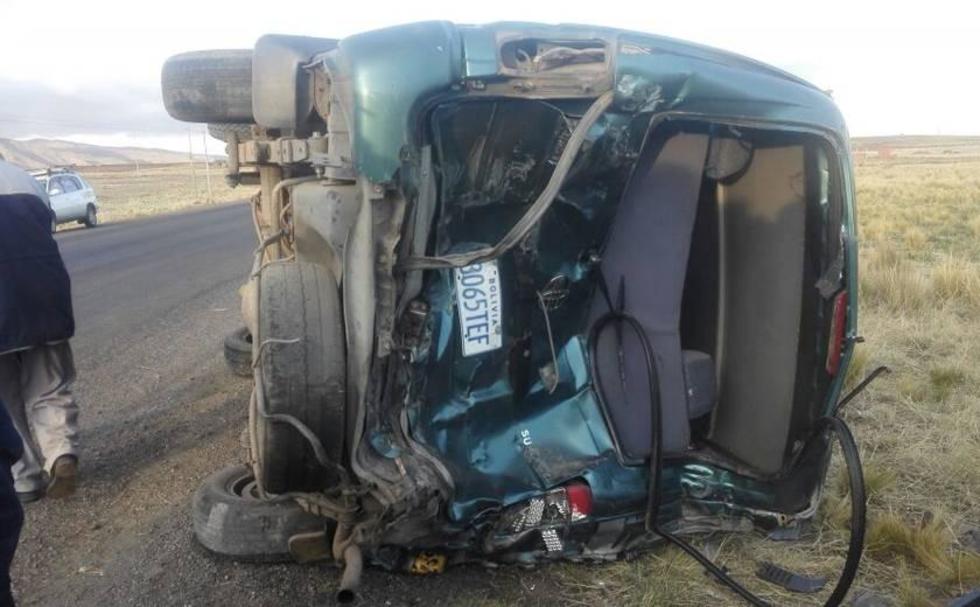 Colisión entre camión tráiler y minibús deja una fallecida