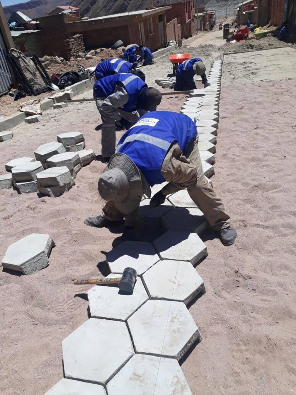 Inicia proyecto de enlosetado pero hace falta más material para las calles