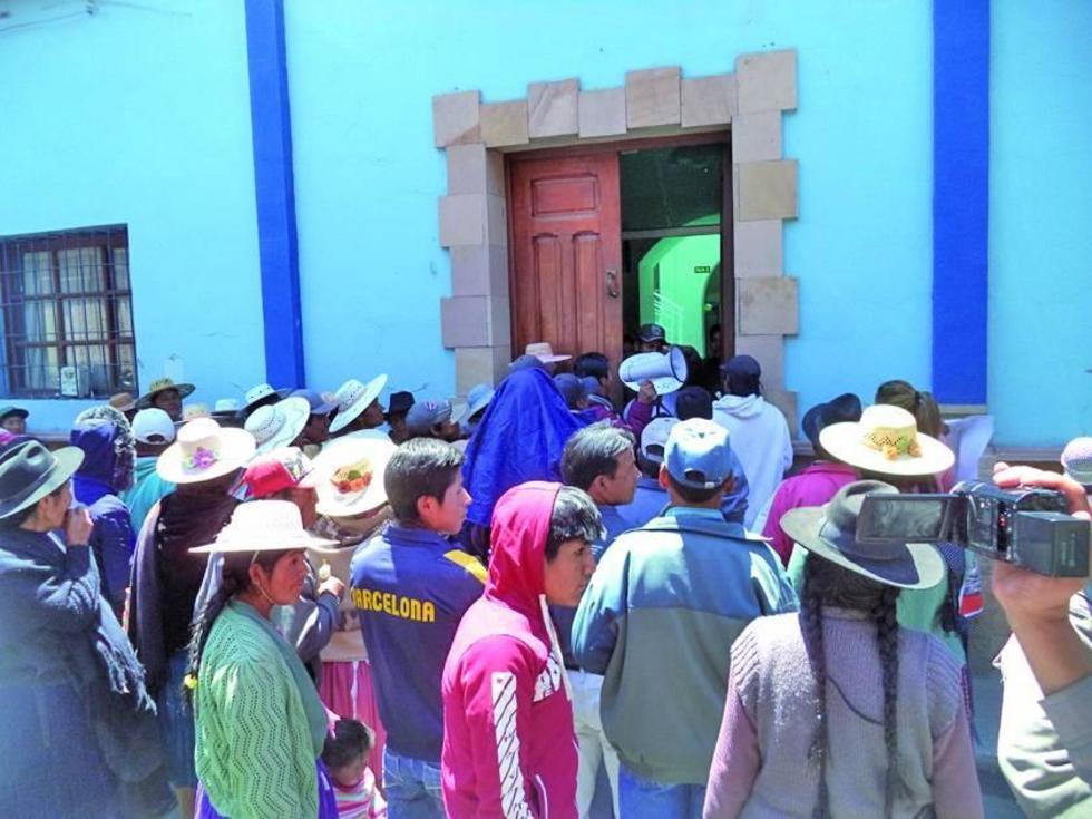 Vecinos que reciben agua una vez por semana toman Aapos