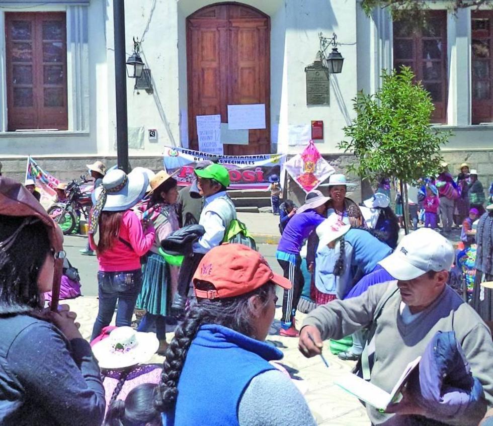 Pobladores ratifican el apoyo a sus dirigentes