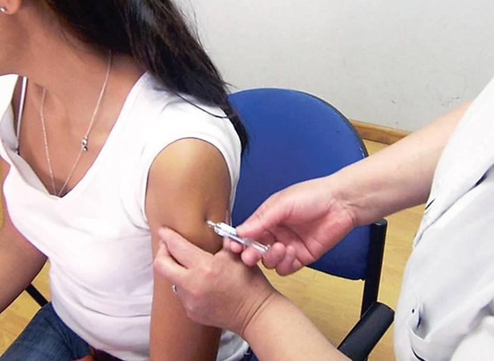 Aplican segunda dosis de vacuna contra cáncer cervical 
