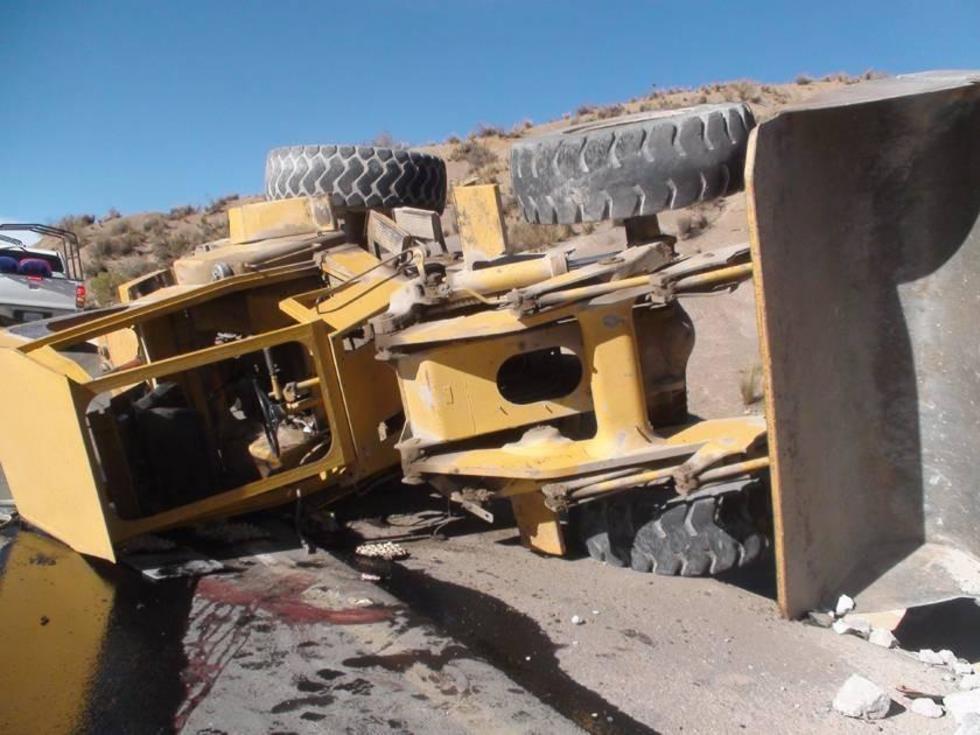 Tractor vuelca en la vía Potosí-Uyuni