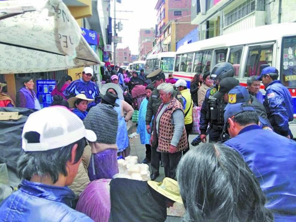 La Intendencia evita que los comerciantes copen aceras