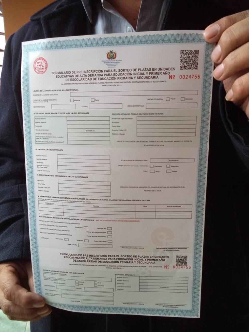 Padres verifican datos para la preinscripción
