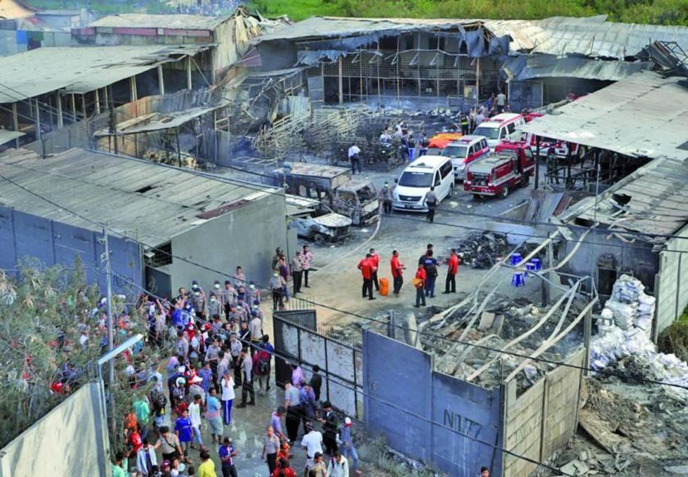 Arde fábrica de fuegos artificiales y deja 47 muertos en Indonesia