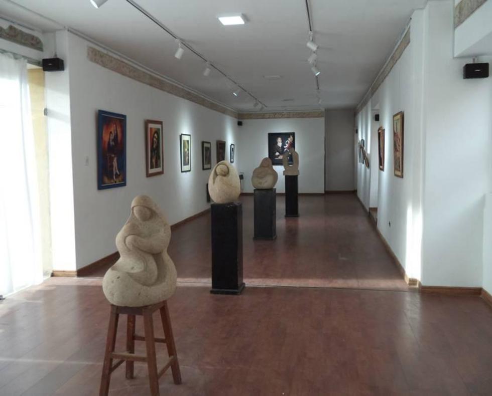 Abre salón de los Oficiales Reales