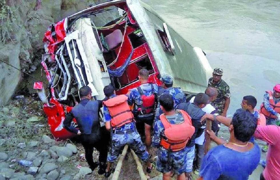 Autobús cae a un río en Nepal y provoca la muerte de 31 personas