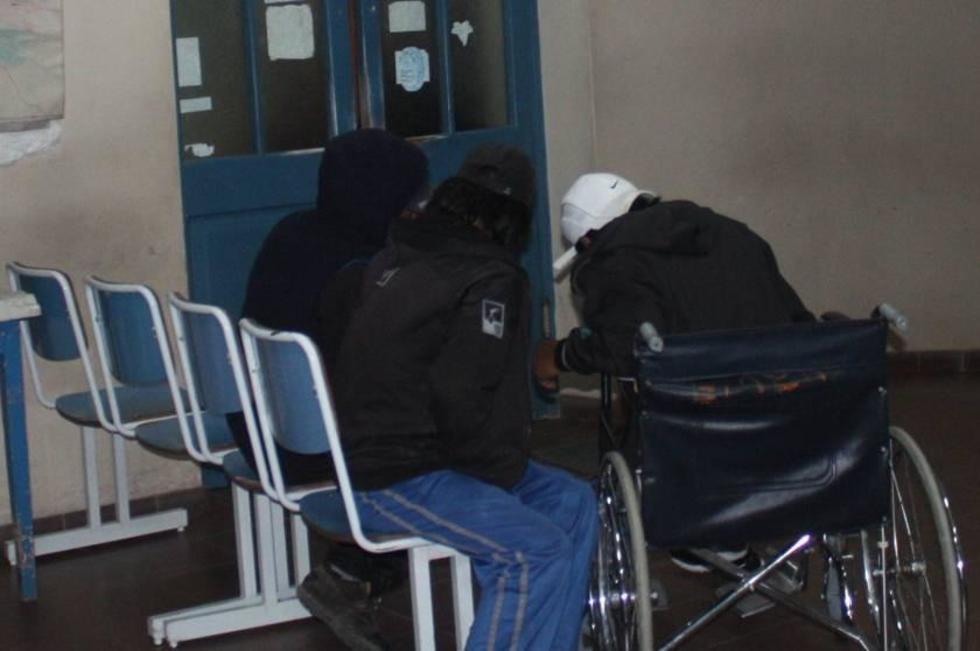 Rocían con alcohol a un joven y le prenden fuego