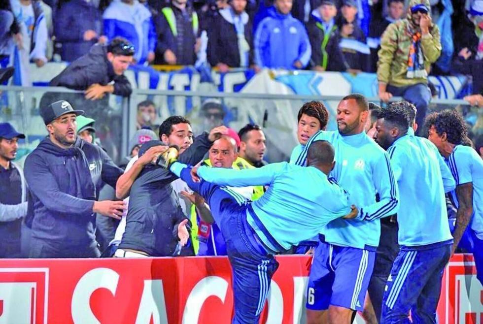 La UEFA sanciona a Patrice Evra por patear a un fanático en la Liga Europa