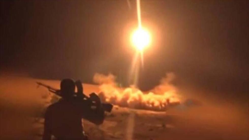Rebeldes yemeníes lanzan un misil balístico contra Riad