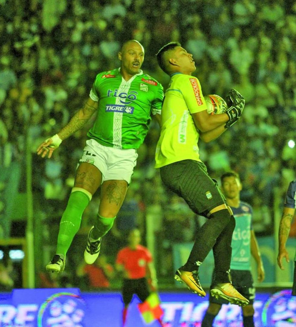 El clásico cruceño queda empatado