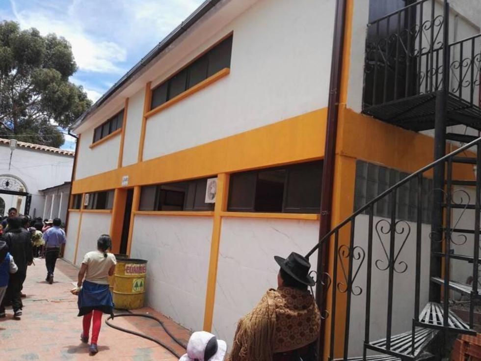 Baños nuevos aparecen quebrados