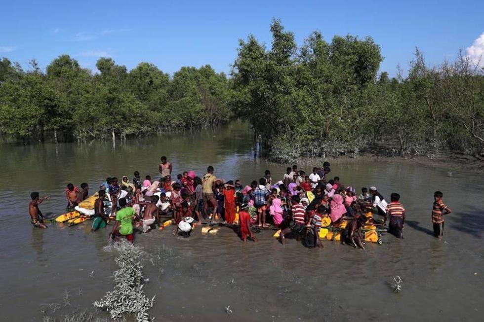 Cientos de Rohinyás escapan en precarias balsas hacia Bangladés