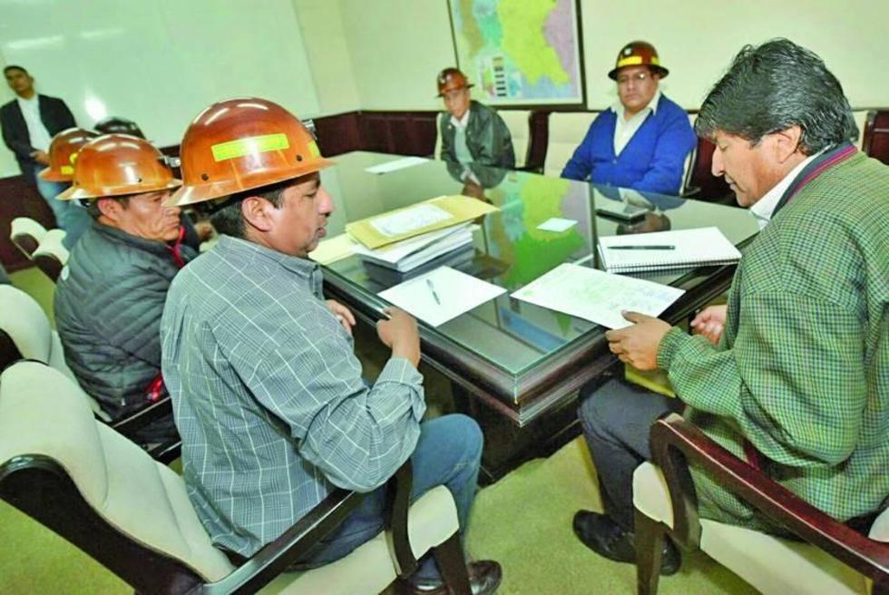 Evo afirma que empresarios se camuflan como cooperativistas 